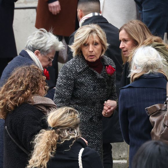 Evelyne Dheliat et Françoise Laborde arrivent à la cérémonie des obsèques de Catherine Laborde à l'église Saint-Roch à Paris, France, le 6 février 2025. L'emblématique présentatrice météo de TF1 est décédée le 28 janvier 2025 à l'âge de 73 ans, des suites d'une démence à corps de Lewy, une maladie neurodégénérative dont Catherine Laborde souffrait depuis 2014. Photo par Jerome Domine/ABACAPRESS.COM