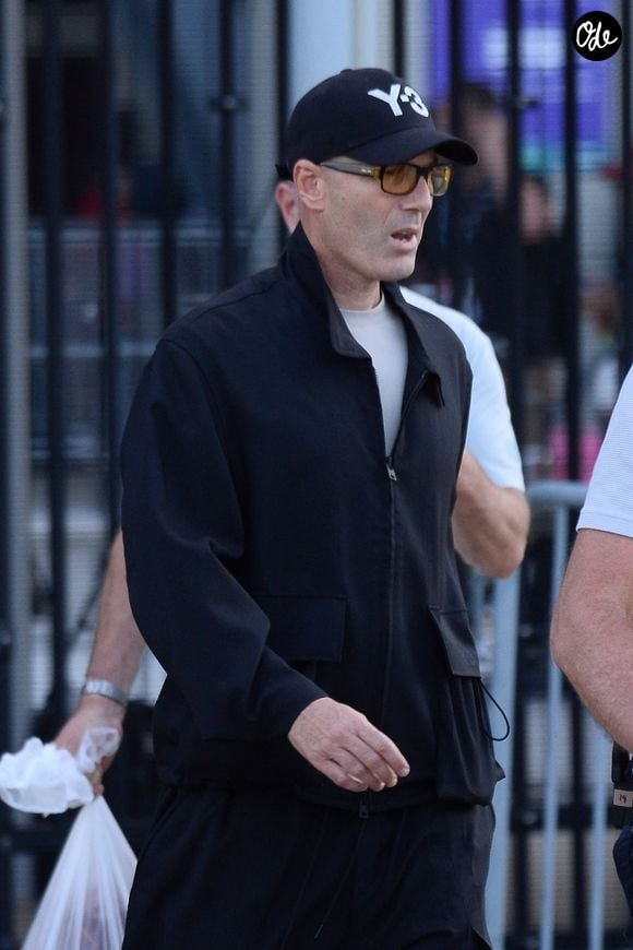 Le coq est redessiné, "plus incarné et doté d'une attitude conquérante", indique la fédération.

East Rutherford, New Jersey – Zinedine Zidane est aperçu en train de quitter le stade MetLife après la finale de la Coupe du Monde de la FIFA 2026 entre l'Espagne et l'Argentine. Backgrid UK/ Bestimage