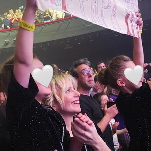 "Les plus grandes supportrices de Jeff Panacloc", peut-on lire en bas à gauche de l'image.

Charlotte Bizjak, Instagram