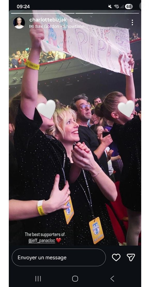 "Les plus grandes supportrices de Jeff Panacloc", peut-on lire en bas à gauche de l'image.

Charlotte Bizjak, Instagram