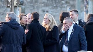 Marion Maréchal soutenue par son mari italien et ses filles pour dire au revoir à Jean-Marie Le Pen