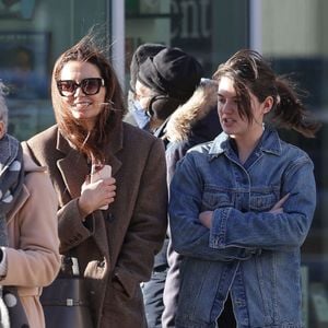 Kate Holmes et Suri Cruise ont été aperçues lors d'une promenade à New York. Le duo de sosies a été vu en train de passer du temps ensemble pendant les vacances de printemps, alors que Suri termine sa première année d'université. La jeune fille de 18 ans portait une veste en jean avec un jean et des bottes marron. Katie portait un long manteau marron, un pantalon marron et des bottes marron.
©The ImageDirect / Bestimage