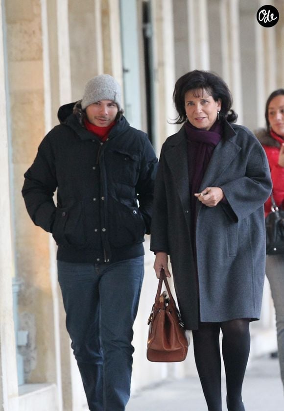 Le cadet de la journaliste, Élie Levaï, a multiplié les casquettes et s'est même essayé exploitant agricole en créant une micro-ferme à Seignosse...

Anne Sinclair et son fils Élie Levaï à la sortie du restaurant "Ma bourgogne", place des Vosges à Paris, le 16 novembre 2011. Crédit Bestimage