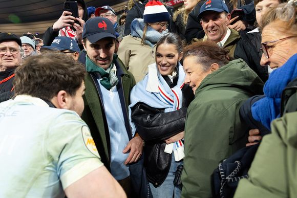 Exclusif - Antoine Dupont, Iris Mittenaere, Clément, frère d'A.Dupont, Marie-Pierre Galès, mère de A.Dupont lors du match de rugby du Tournoi des Six Nations France contre Angleterre au Stade de France à Saint-Denis le 14 mars 2026. © AGENCE / BESTIMAGE
