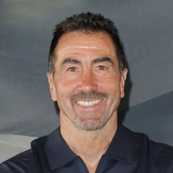 Durant ces JO d'hiver, Luc Alphand officie comme consultant pour France Télévisions alors que deux de ses enfants sont en compétition.

Luc Alphand - Avant-première du film "Dakar Chronicles" au cinéma MK2 bibliothèque à Paris. © Coadic Guirec/Bestimage