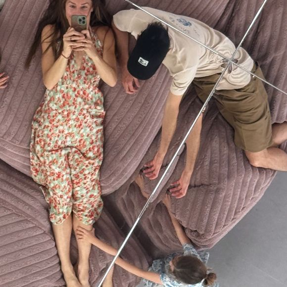 Loin de Paris, il privilégie la famille, la nature et un quotidien plus apaisé.

Pierre Niney et Natasha Andrews sur Instagram, Juin 2025