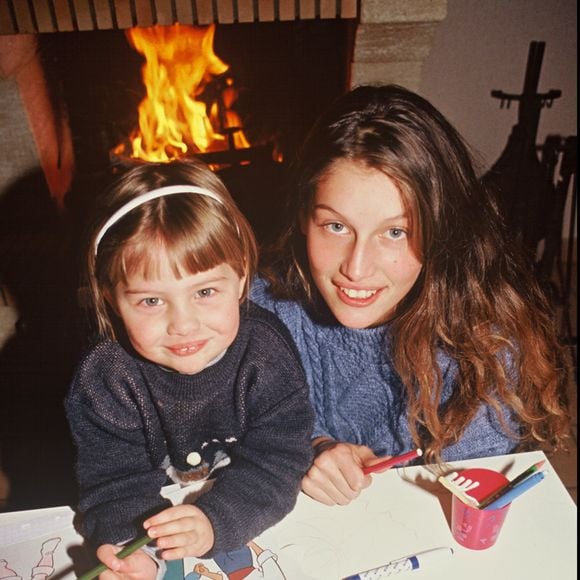 Les deux soeurs ont choisi la même voie 

Archives - Laetitia Casta et sa sœur Marie-Ange Casta