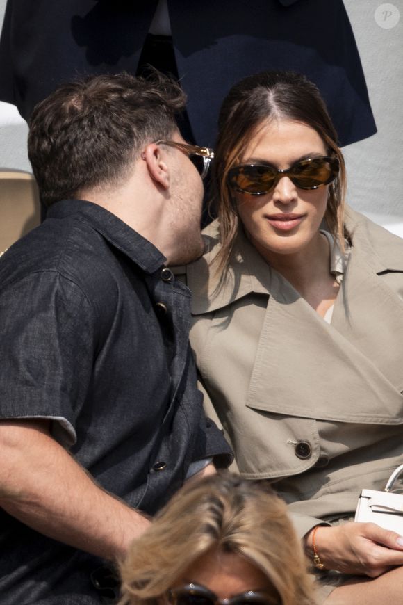 Antoine Dupont et sa compagne Iris Mittenaere en tribunes lors de la finale messieurs des Internationaux de France de Tennis de Roland Garros 2025 (jour 15), à Paris, France, le 8 juin 2025. © Cyril Moreau/Bestimage
