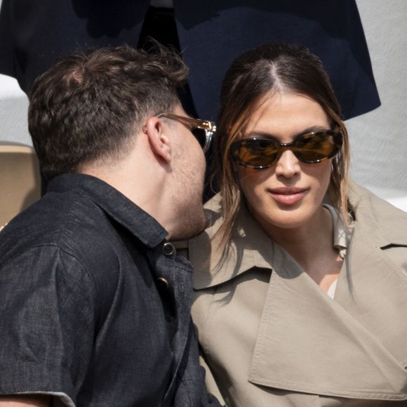 Antoine Dupont et sa compagne Iris Mittenaere en tribunes lors de la finale messieurs des Internationaux de France de Tennis de Roland Garros 2025 (jour 15), à Paris, France, le 8 juin 2025. © Cyril Moreau/Bestimage