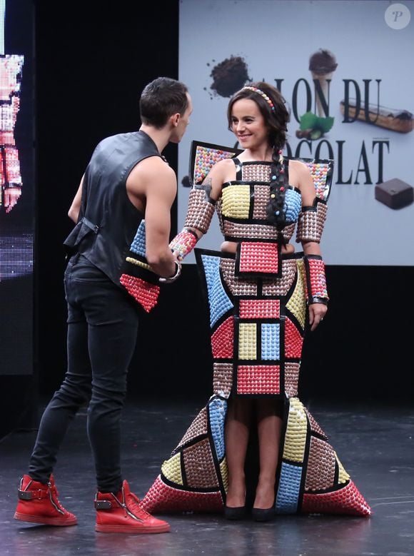 Alizée et son compagnon Grégoire Lyonnet - Défilé du 21ème salon du chocolat à la porte de Versailles à Paris le 27 octobre 2015. © Denis Guignebourg / Bestimage