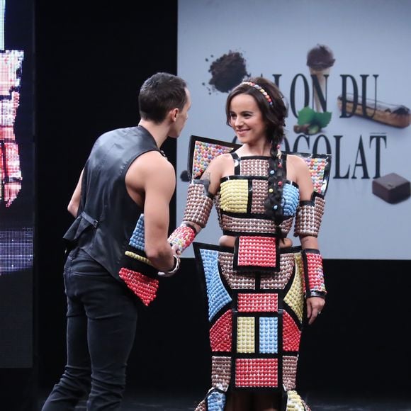 Alizée et son compagnon Grégoire Lyonnet - Défilé du 21ème salon du chocolat à la porte de Versailles à Paris le 27 octobre 2015. © Denis Guignebourg / Bestimage