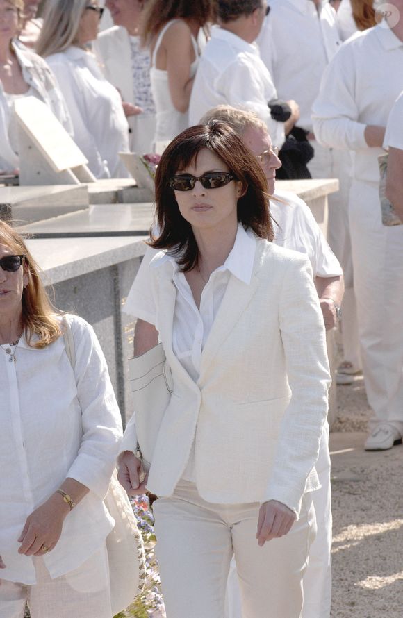 Finalement, en 1988, Barclay se marie pour la huitième fois avec Caroline Giganti, de 45 ans sa cadette, et restera avec elle pendant dix ans.

Caroline Barclay au cimetière de Saint-Tropez, dans le sud de la France, le 19 mai 2005, lors de l'enterrement du producteur français Eddie Barclay. Photo par Holubowicz-Klein/ABACA.