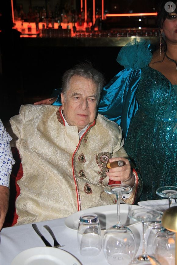 Paul-Loup Sulitzer - Paul-Loup Sulitzer fête son 77ème anniversaire avec ses amis au VIP Room à Saint-Tropez le 23 juillet 2023. © Philippe Baldini/Bestimage