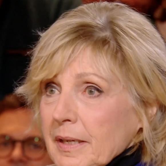 Évelyne Dhéliat n'a pas caché son émotion en rendant hommage à sa collègue et amie Catherine Laborde.

Évelyne Dhéliat ne peut retenir son émotion sur le plateau de "Quelle époque !" en évoquant son amie Catherine Laborde.