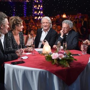 Coup dur pour un célèbre animateur.

Exclusif - Olivier Delacroix, Caroline Ithurbide, Patrick Sébastien, Nelson Monfort et Sébastien Folin - Enregistrement de la dernière émission "Le plus grand cabaret du monde" présentée par P.Sébastien.
© Giancarlo Gorassini / Bestimage