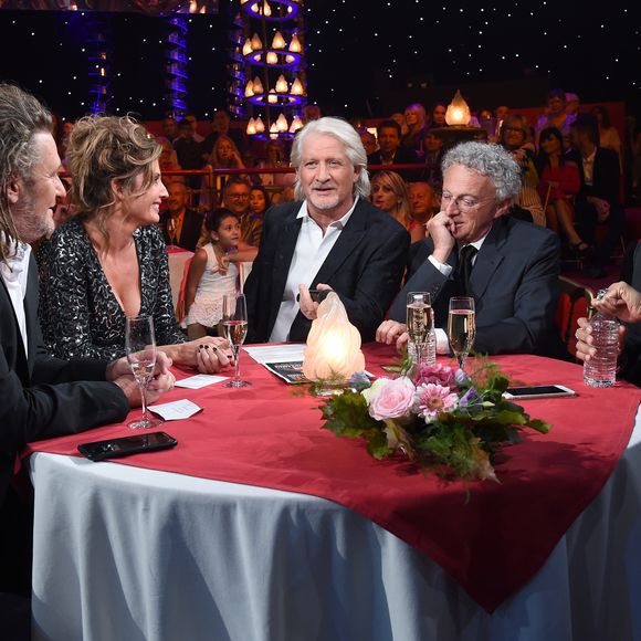 Coup dur pour un célèbre animateur.

Exclusif - Olivier Delacroix, Caroline Ithurbide, Patrick Sébastien, Nelson Monfort et Sébastien Folin - Enregistrement de la dernière émission "Le plus grand cabaret du monde" présentée par P.Sébastien.
© Giancarlo Gorassini / Bestimage