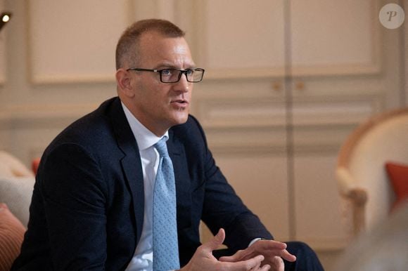 Soutenue unanimement par le conseil d’administration, cette opération vise à permettre à l’homme d’affaires de dépasser les 50 % du capital d’ici début 2026. 

Photo d'archives du 27 avril 2023 de Daniel Kretinsky lors d'une interview à l'hôtel Meurice à Paris, France. Thyssenkrupp va vendre une participation de 20 % dans son activité sidérurgique à la holding énergétique contrôlée par le milliardaire tchèque Daniel Kretinsky, une avancée majeure pour le conglomérat allemand après des années de tentatives infructueuses pour se défaire de cette unité. Pour Thyssenkrupp, ouvre un nouvel onglet, l'accord marque ce qu'il espère être une séparation du bilan d'une activité cyclique et en difficulté qu'il a essayé de vendre, de scinder ou de fusionner. Photo par Khanh Renaud via Le Point/ABACAPRESS.COM