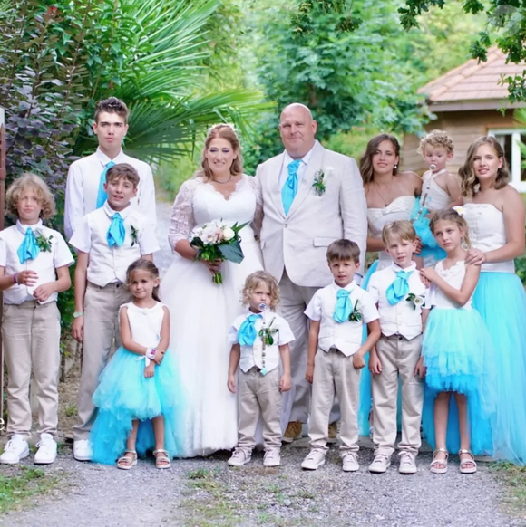 Cindy Van der Auwera, figure incontournable de "Familles nombreuses : la vie en XXL", a publié une photo souvenir de son mariage avec Sébastien...

Le mariage de Cindy et Sébastien Van der Auwera sur Instagram.