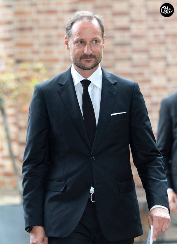 Le roi Haakon, la reine Sonja et la princesse héritière Ingrid Alexandra lors de la cérémonie funéraire du roi Harald V de Norvège en l'église d'Asker, en Norvège, le 30 août 2026. Dana Press / Bestimage