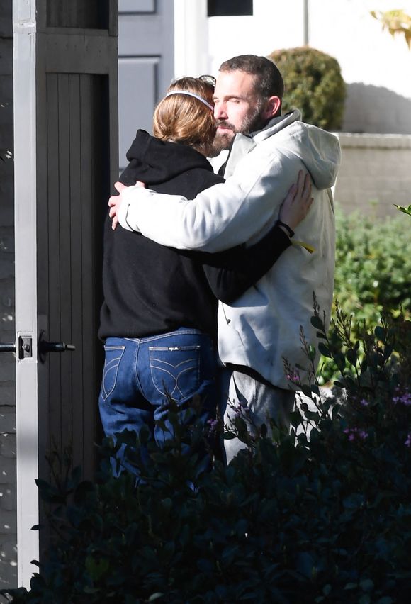 À la fois père et homme, Ben Affleck peut compter sur sa famille pour traverser les tempêtes.

11/01/2025 Ben Affleck a été vu en train de serrer sa fille Violet dans ses bras à Los Angeles. L'acteur américain de 52 ans a été photographié à l'extérieur de sa maison de Brentwood alors que la zone a reçu des ordres d'évacuation.