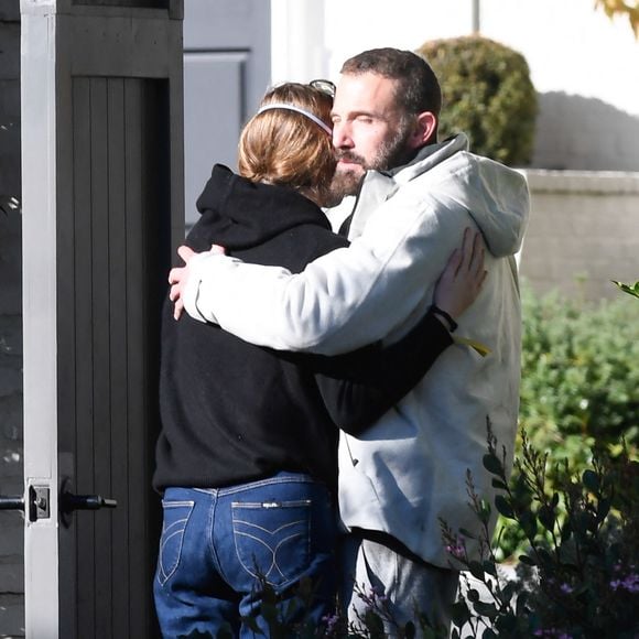 À la fois père et homme, Ben Affleck peut compter sur sa famille pour traverser les tempêtes.

11/01/2025 Ben Affleck a été vu en train de serrer sa fille Violet dans ses bras à Los Angeles. L'acteur américain de 52 ans a été photographié à l'extérieur de sa maison de Brentwood alors que la zone a reçu des ordres d'évacuation.