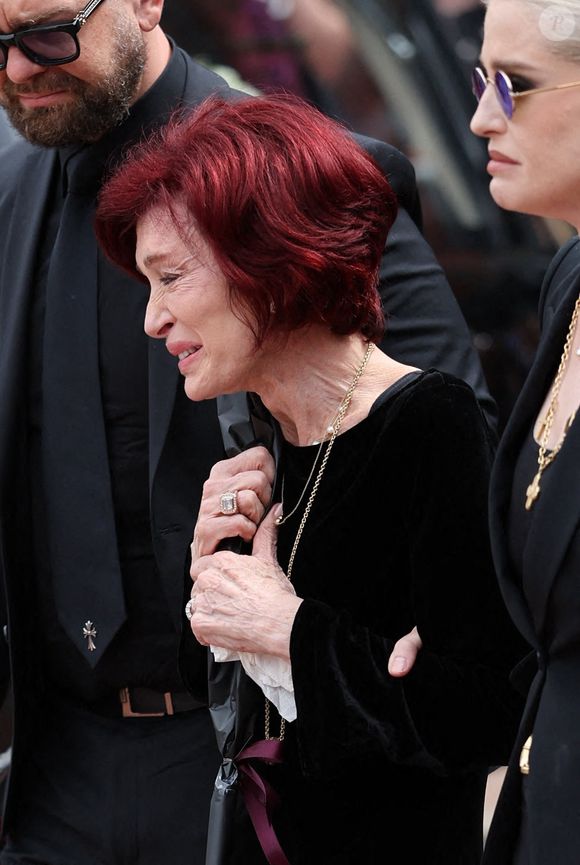 Le célèbre chanteur est mort des suites de la maladie de Parkinson le 22 juillet 2025

Sharon Osbourne pendant les funérailles. Birmingham, Royaume-Uni. Sharon Osbourne et des membres de sa famille regardent les hommages floraux alors que le cortège funéraire d'Ozzy Osbourne s'arrête au Black Sabbath Bridge à Birmingham, Royaume-Uni le mercredi 30 juillet 2025. Photo de Stephen Lock/I-Images/ABACAPRESS.COM