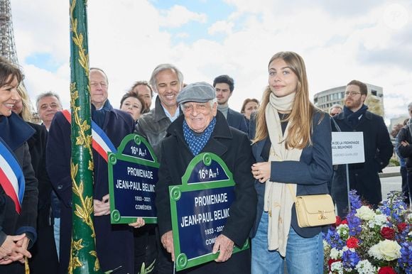 Paul Belmondo, Alain Belmondo et Stella Belmondo - Inauguration de "La promenade Jean-Paul Belmondo" au terre-plein central du pont de Bir-Hakeim, ouvrage public communal situé sous le viaduc du métro aérien, à Paris (15e, 16e) le 12 avril 2023. Lors de la séance d’octobre 2021, le Conseil de Paris avait décidé d'honorer la mémoire de Jean-Paul Belmondo, comédien, producteur de cinéma et directeur de théâtre français. Cet emplacement, immortalisé par la scène de cascade réalisée par l’acteur dans le film d’Henri Verneuil Peur sur la Ville (1975), est identifié par le plan annexé à la délibération. Cette dénomination s’effectue en dérogation à la règle qui prévoit que le nom d’une personnalité ne peut être attribué à une voie publique de Paris que cinq ans au plus tôt après son décès. © Cyril Moreau/Bestimage