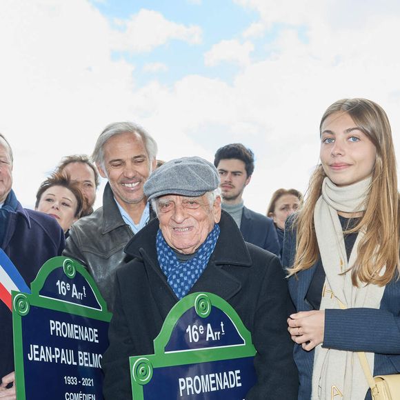 Paul Belmondo, Alain Belmondo et Stella Belmondo - Inauguration de "La promenade Jean-Paul Belmondo" au terre-plein central du pont de Bir-Hakeim, ouvrage public communal situé sous le viaduc du métro aérien, à Paris (15e, 16e) le 12 avril 2023. Lors de la séance d’octobre 2021, le Conseil de Paris avait décidé d'honorer la mémoire de Jean-Paul Belmondo, comédien, producteur de cinéma et directeur de théâtre français. Cet emplacement, immortalisé par la scène de cascade réalisée par l’acteur dans le film d’Henri Verneuil Peur sur la Ville (1975), est identifié par le plan annexé à la délibération. Cette dénomination s’effectue en dérogation à la règle qui prévoit que le nom d’une personnalité ne peut être attribué à une voie publique de Paris que cinq ans au plus tôt après son décès. © Cyril Moreau/Bestimage