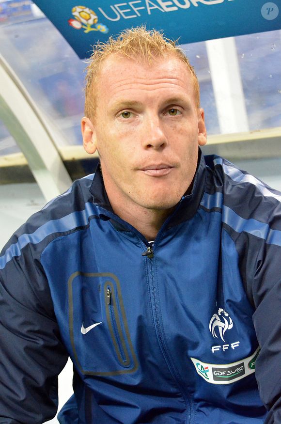 Tout est parti d’un cliché publié sur X, qui a rapidement fait réagir la Toile. En avril dernier, l’ancien footballeur Jérémy Mathieu prenait la pose avec deux fans. 

Le Français Jeremy Mathieu pendant le match de football du tour de qualification de l'Euro 2012 dans le groupe C, France contre Albanie à St-Denis, France, le 7 octobre 2011. La France a gagné 3-0. Photo byThierry Plessis/ABACAPRESS.COM