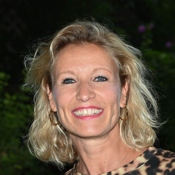 Les experts de "nutrielement.com" rappellent d’ailleurs que le collagène stimule la production naturelle de fibres cutanées et améliore l’élasticité de la peau. 

Alexandra Lamy - 1er Cocktail des nommés du Festival de la fiction de La Rochelle dans l’hôtel particulier de la SACD à Paris le 1er septembre 2022. © Coadic Guirec/Bestimage