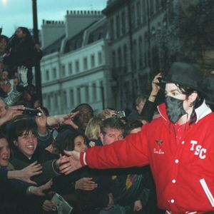 Michael Jackson, avec un masque sur le visage, à Londres pour participer aux Brit Awards, devant l'hôtel Lanesborough, Hyde Park Corner. Photo par The Times/News Licensing/ABACAPRESS.COM