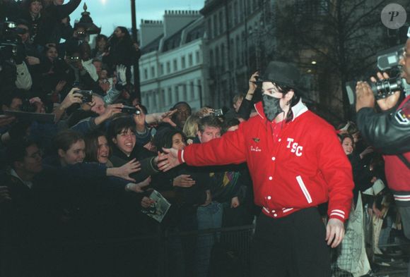 Michael Jackson, avec un masque sur le visage, à Londres pour participer aux Brit Awards, devant l'hôtel Lanesborough, Hyde Park Corner. Photo par The Times/News Licensing/ABACAPRESS.COM