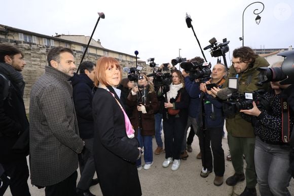 Gisèle Pelicot et son avocat Antoine Camus à leur arrivée au tribunal d'Avignon - Procès de l'ex-mari D.Pelicot, accusé de l'avoir droguée pendant près de dix ans et d'avoir invité des inconnus à la violer à leur domicile de Mazan, une petite ville du sud de la France, à Avignon le 19 décembre 2024. 2024. © Franz Chavaroche / Bestimage