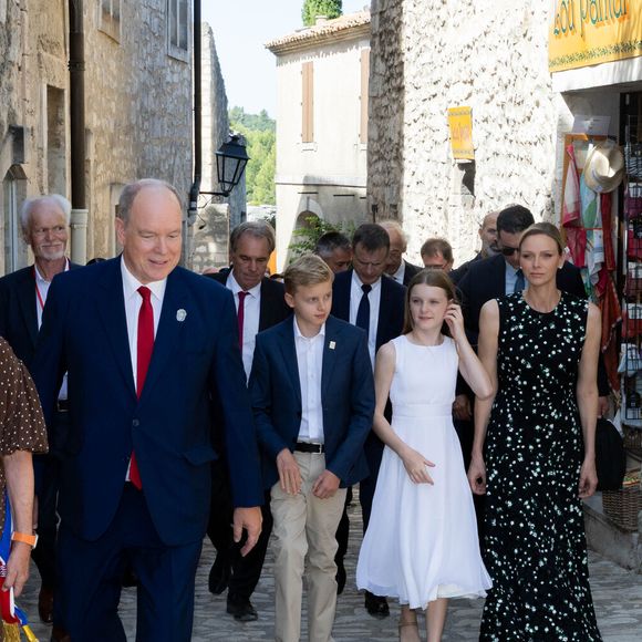 Le prince Albert II de Monaco, la princesse Charlène de Monaco, le prince Jacques de Monaco, marquis des Baux et la princesse Gabriella de Monaco lors de leur visite officielle aux Baux-de-Provence, France, le 5 septembre 2026. © OLivier Huitel/Pool MOnaco/Bestimage