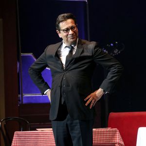 Exclusif - Laurent Gerra, imitant ici F. Hollande dans une séquence « Cinéma muet en Hommage à C. Chaplin », « Se met à table ! » dans son nouveau spectacle à savourer au Casino de Paris, à Paris, France, le 10 Décembre 2024. 

© Bertrand Rindoff / Bestimage