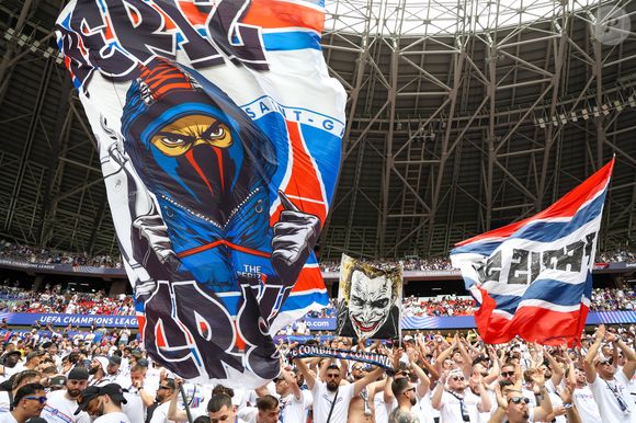Les supporters du Paris Saint-Germain lors de la finale de l'UEFA Champions League entre le PSG et Arsenal, à Budapest, le 30 mai 2026. (Credit Image : © Fabio Sasso/AGF via ZUMA Press)