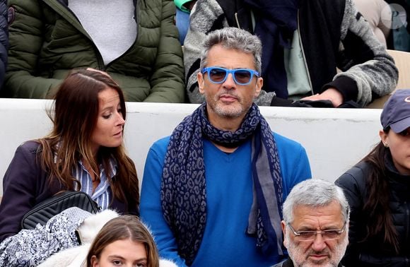 Julien Cohen (Affaire conclue) et sa femme Karine dans les tribunes des Internationaux de France de tennis de Roland Garros 2024 à Paris, France, le 30 mai 2024. © Jacovides-Moreau/bestimage