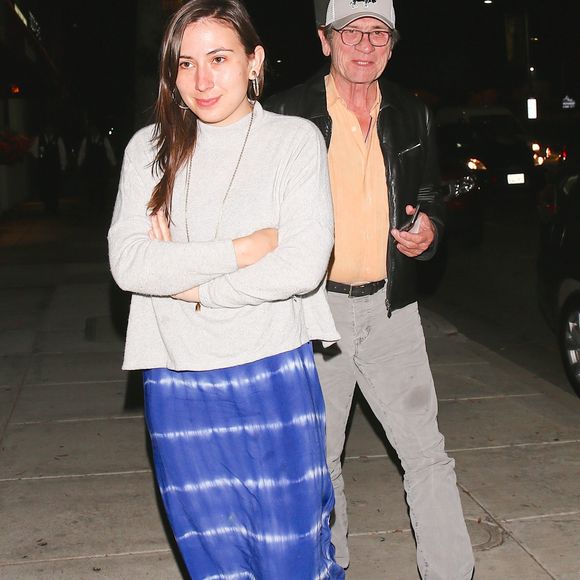 Actrice comme son père, elle avait notamment joué dans Men in Black II et Trois enterrements.

Rétro - Décès de Victoria Jones, fille de Tommy Lee Jones, retrouvée sans vie dans un hôtel à l'âge de 34 ans - Tommy Lee Jones et sa fille Victoria reviennent d'un dîner au restaurant Matsushisa à Beverly Hills le 10 juin 2017.
Backgrid USA / Bestimage