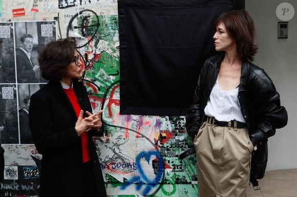 Charlotte Gainsbourg, Rachida Dati (ministre de la culture) lors de la cérémonie de dévoilement de la plaque "Maison des Illustres" de la Maison Gainsbourg à Paris, France, le 2 avril 2024. © Christophe Clovis/Bestimage