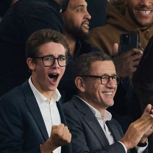 Dany Boon et son fils Eytan - People dans les tribunes du match de Ligue des champions entre le PSG et le Borussia Dortmund (2-0) au Parc des Princes à Paris le 19 septembre 2023. © Cyril Moreau/Bestimage