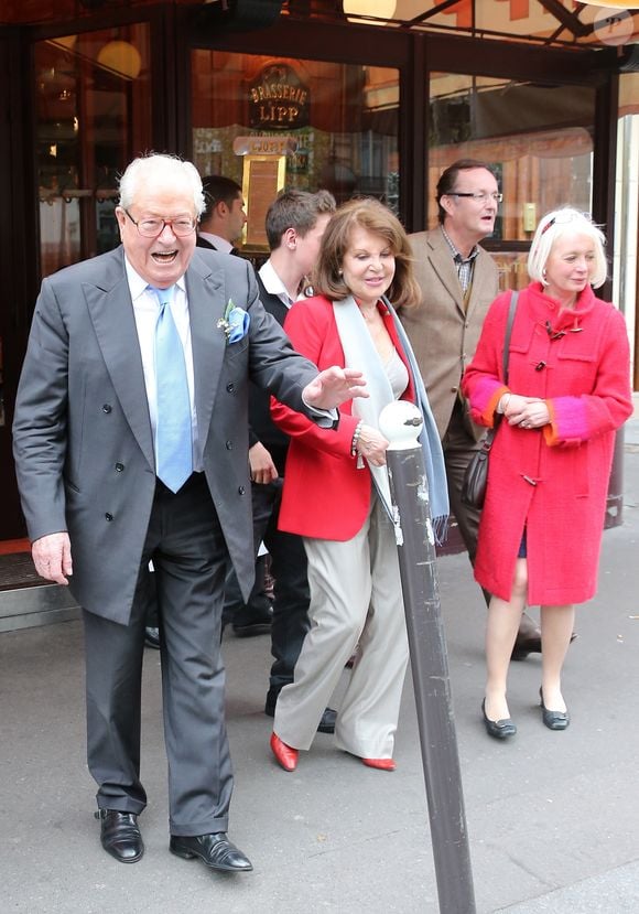 Exclusif - Jean-Marie Le Pen, sa femme Jany et leurs petits enfants sont alles dejeuner a la brasserie Lipp apres le defile du 1er mai.