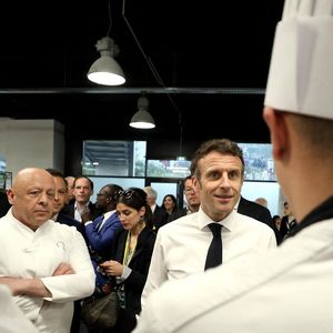 Le président Emmanuel Macron, candidat à l'élection présidentielle, échange avec les élèves de l'école "Cuisine mode d'emploi(s)" du chef Thierry Marx à Dijon le 28 mars 2022. © Dominique Jacovides / Bestimage