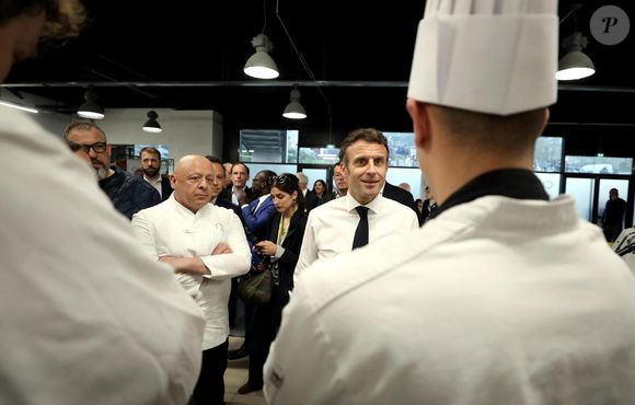 Le président Emmanuel Macron, candidat à l'élection présidentielle, échange avec les élèves de l'école "Cuisine mode d'emploi(s)" du chef Thierry Marx à Dijon le 28 mars 2022. © Dominique Jacovides / Bestimage
