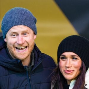 Le prince Harry, duc de Sussex et Meghan Markle, duchesse de Sussex, assistent à un match de basketball en fauteuil lors des "Invictus Games Vancouver Whistler 2025" à Vancouver, le 9 février 2025. Backgrid USA / Bestimage