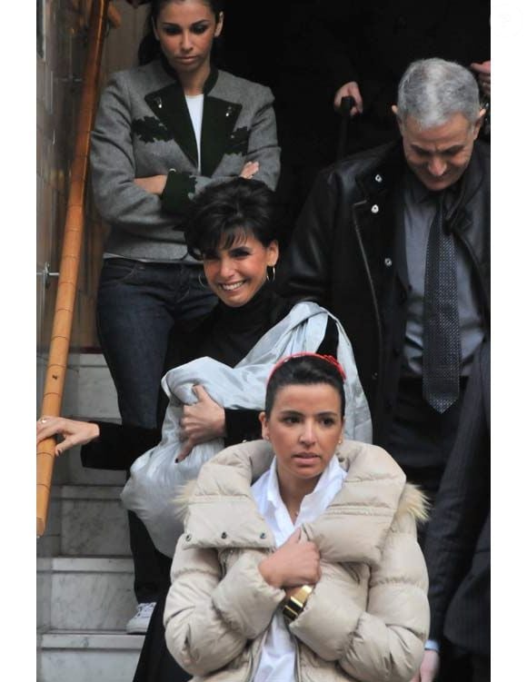 Rachida Dati sort de la clinique avec sa petite Zohra en bandoulière, le 7/01/09. Angeli