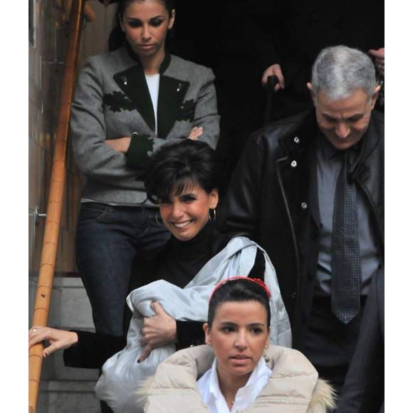 Rachida Dati sort de la clinique avec sa petite Zohra en bandoulière, le 7/01/09. Angeli