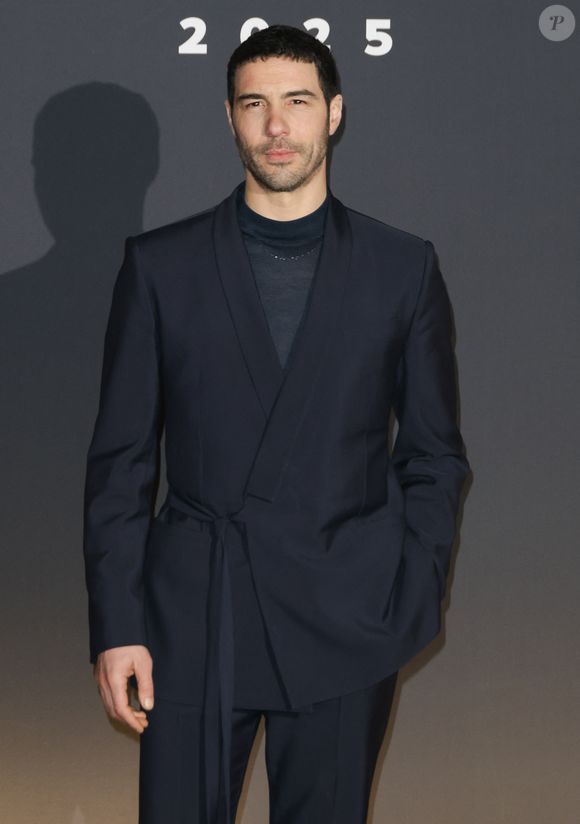 De son côté, Tahar Rahim était très élégant dans un costume noir. 

Tahar Rahim au photocall du dîner de la 50ème édition de la cérémonie des César au Fouquet's à Paris, France, le 28 février 2025. © Coadic Guirec/Bestimage