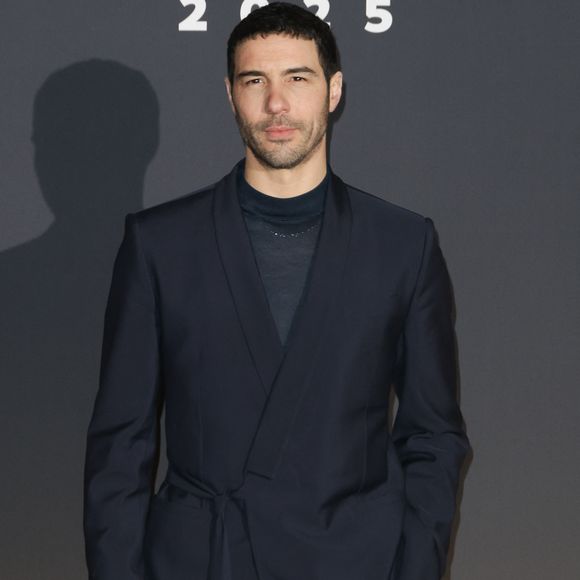 De son côté, Tahar Rahim était très élégant dans un costume noir. 

Tahar Rahim au photocall du dîner de la 50ème édition de la cérémonie des César au Fouquet's à Paris, France, le 28 février 2025. © Coadic Guirec/Bestimage