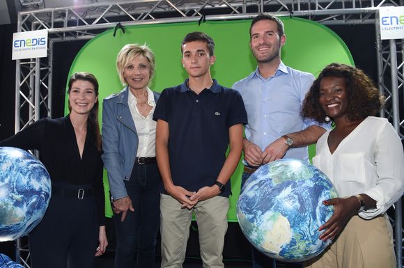 Chloé Nabédian (France 2). Evelyne Dhéliat (TF1), Dorian Da Silva (gagnant du concours de présentateur météo amateur "Meteo's Got Talent"), Marc Hay (BFMTV) et Cécile Djunga (TV5 Monde) - 15éme Forum international de la météo et du climat parainné par Y. Arthus-Bertrand à Paris le 3 juin 2018. © Giancarlo Gorassini/Bestimage