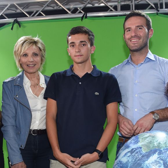 Chloé Nabédian (France 2). Evelyne Dhéliat (TF1), Dorian Da Silva (gagnant du concours de présentateur météo amateur "Meteo's Got Talent"), Marc Hay (BFMTV) et Cécile Djunga (TV5 Monde) - 15éme Forum international de la météo et du climat parainné par Y. Arthus-Bertrand à Paris le 3 juin 2018. © Giancarlo Gorassini/Bestimage